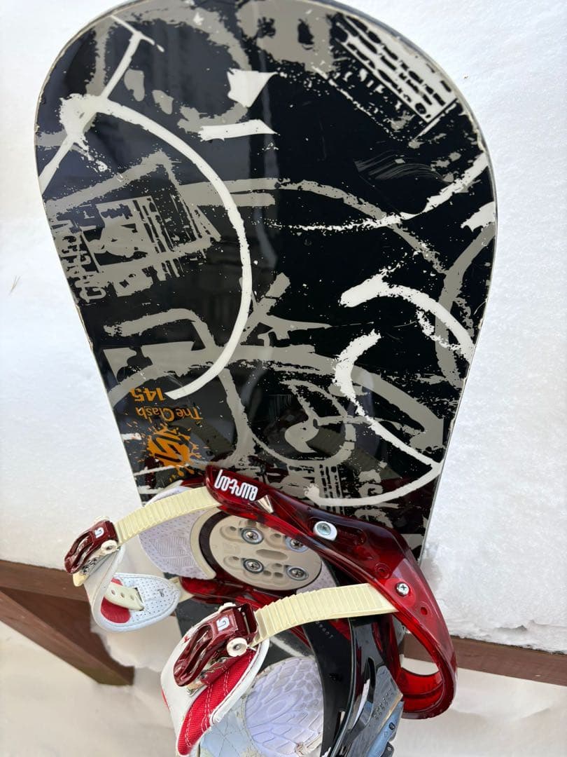 スノーボード グラフィティデザイン 赤色バインディング