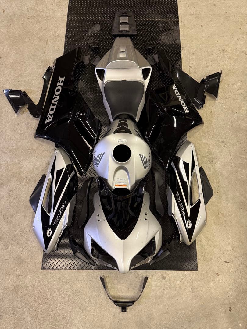 極上外装　cbr1000rr sc57 シートおまけ　フルカウル