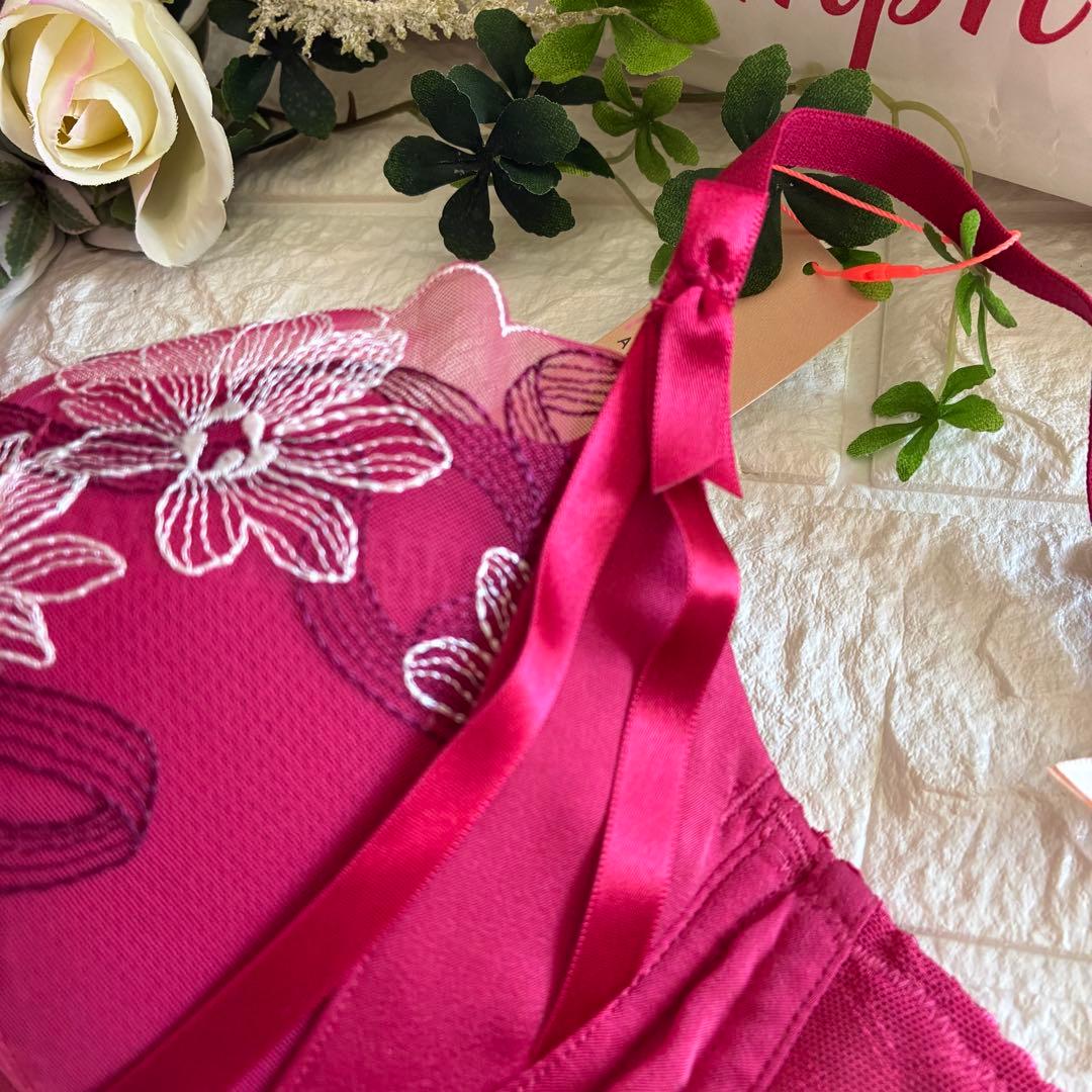 Triumph アモスタイルきゅっと寄せブラ 上下セットF65❣️レッド︎✿·͜·素敵