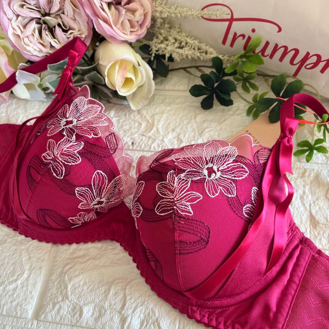 Triumph アモスタイルきゅっと寄せブラ 上下セットF65❣️レッド︎✿·͜·素敵