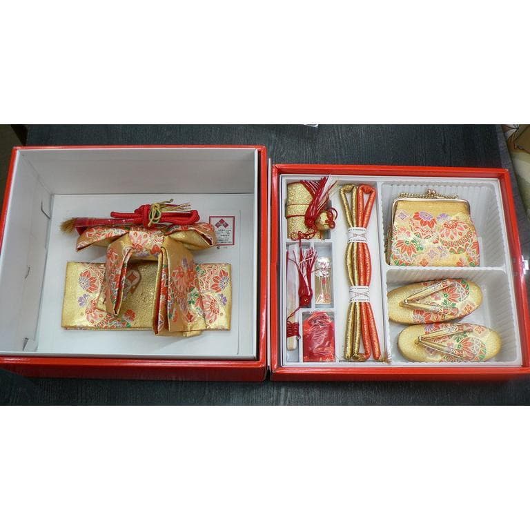 七五三、3歳用、Ｓサイズ祝帯ハコセコセット。13、金地に手鞠柄。