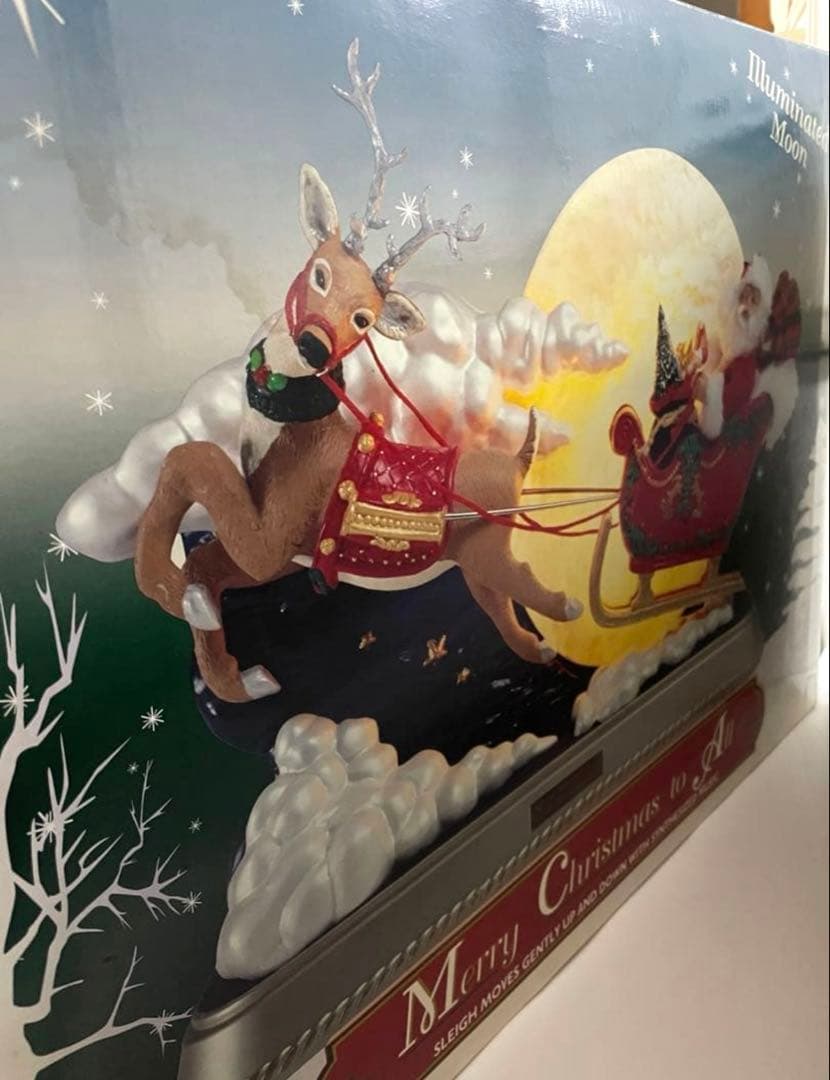 サンタクロースとトナカイの置物