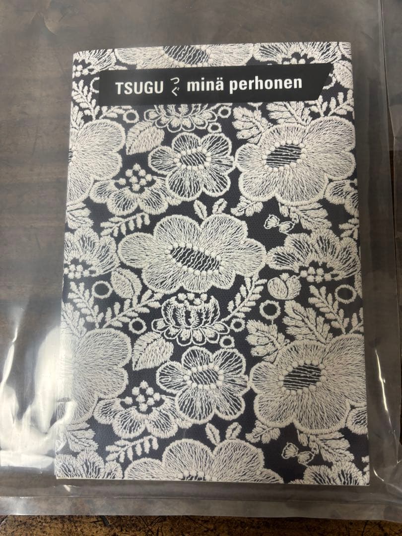 ミナペルホネン 図録とミニバッグ新品未開封
