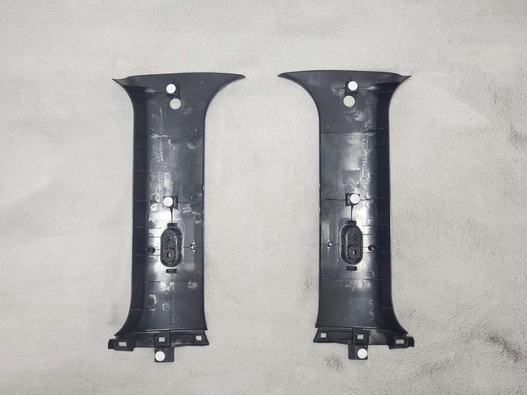 200系ハイエース ダークプライム２ 純正クォーターピラーガーニッシュ　Cピラー