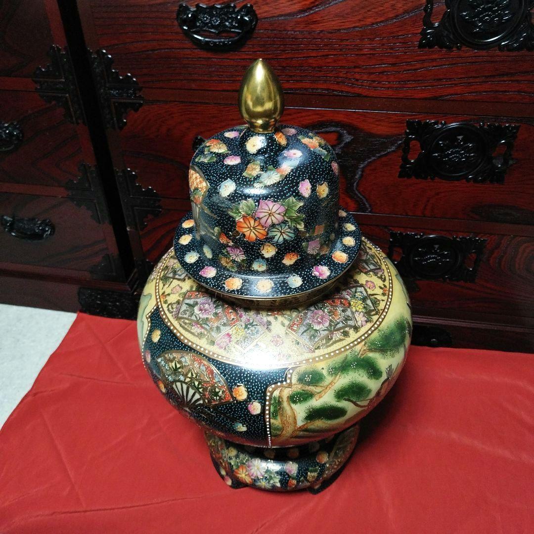 大きな蓋付き壺　陶器置物