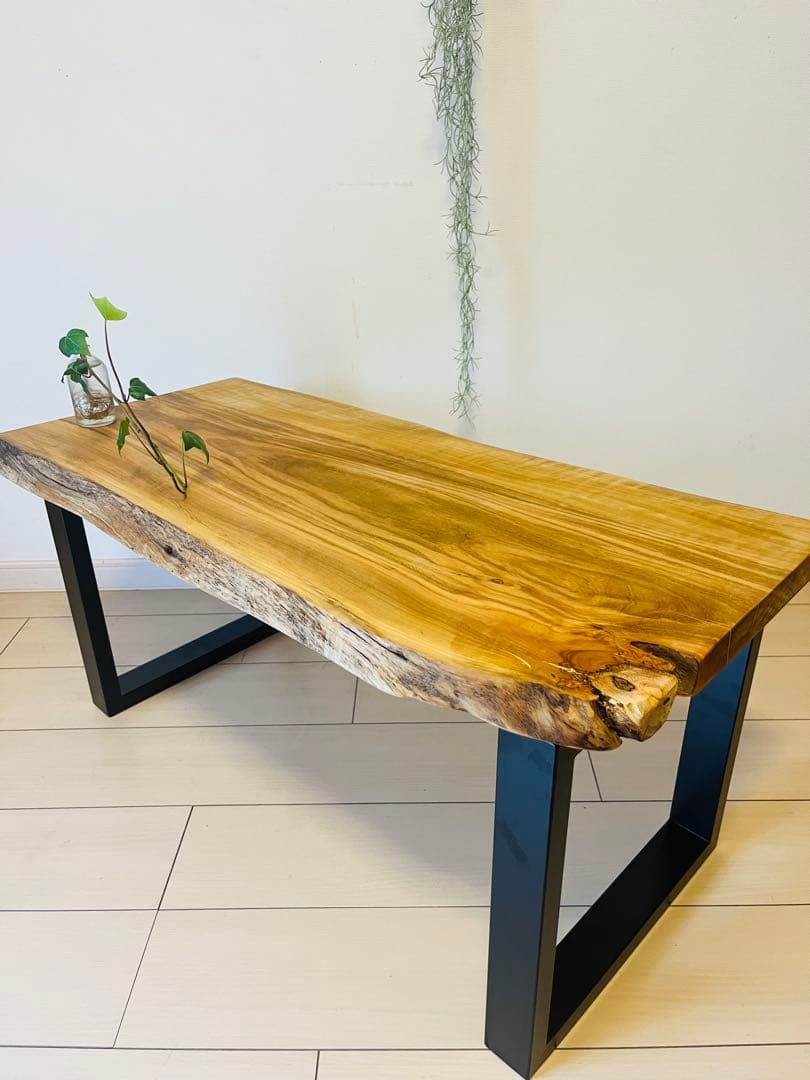 ローテーブル 一枚板テーブル　桜の木　無垢材家具　アイアンテーブル