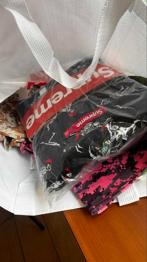 ルームウェア・パジャマ Supreme Holiday Pajama Set