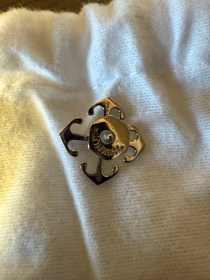 オフホワイト off-white Arrow Mono ピアス