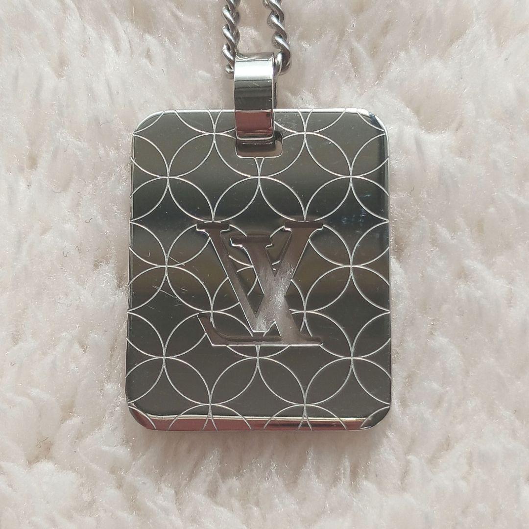 Louis Vuitton エンボスロゴ ネックレス
