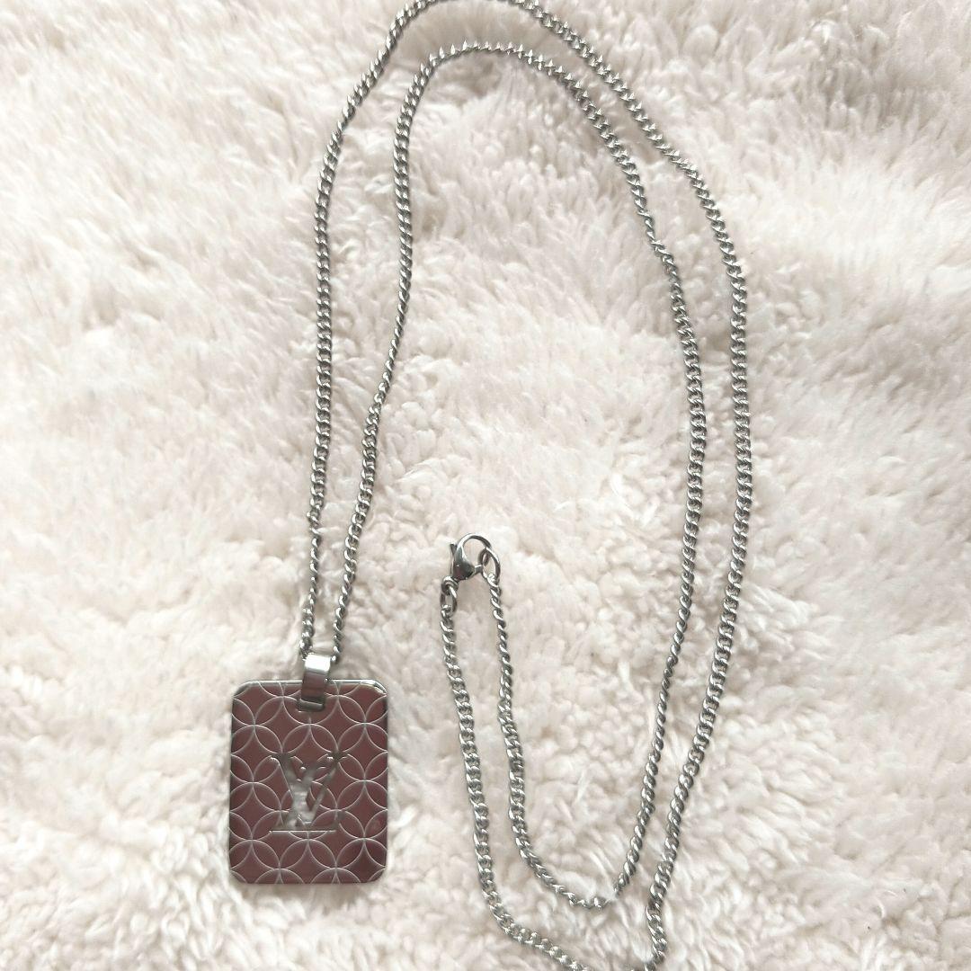Louis Vuitton エンボスロゴ ネックレス
