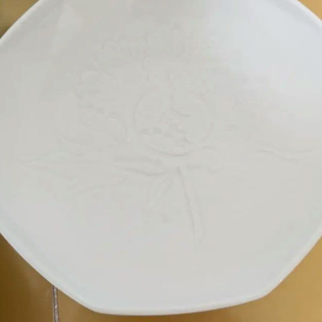 中村清六作　白磁手彫り牡丹絵六角皿佐賀県重要無形文化財](5客)　未使用