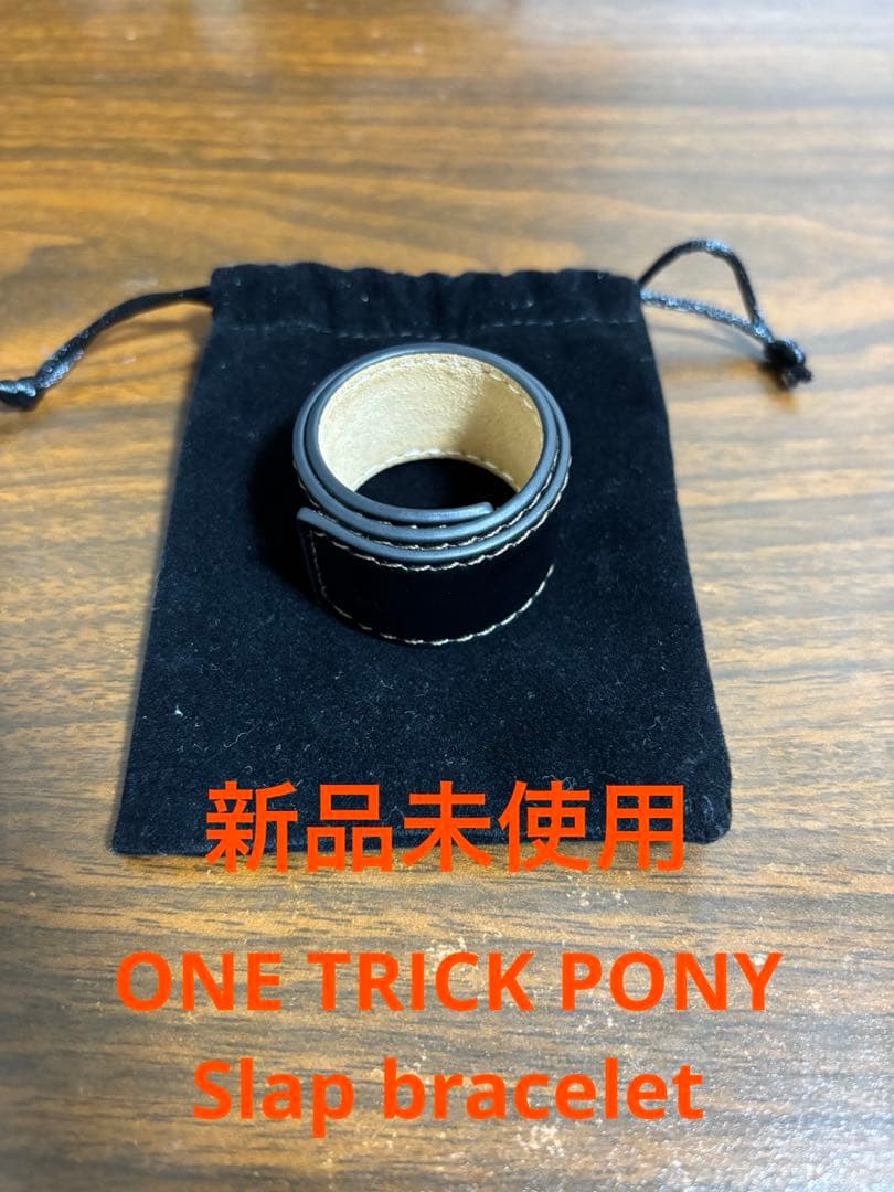 ONE TRICK PONY Slap bracelet ブラック
