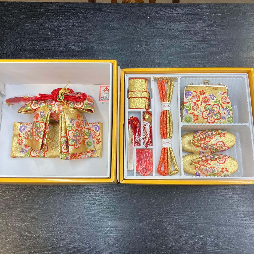 七五三、3歳用、Ｓサイズ祝帯ハコセコセット。01、金地に捻り梅柄。