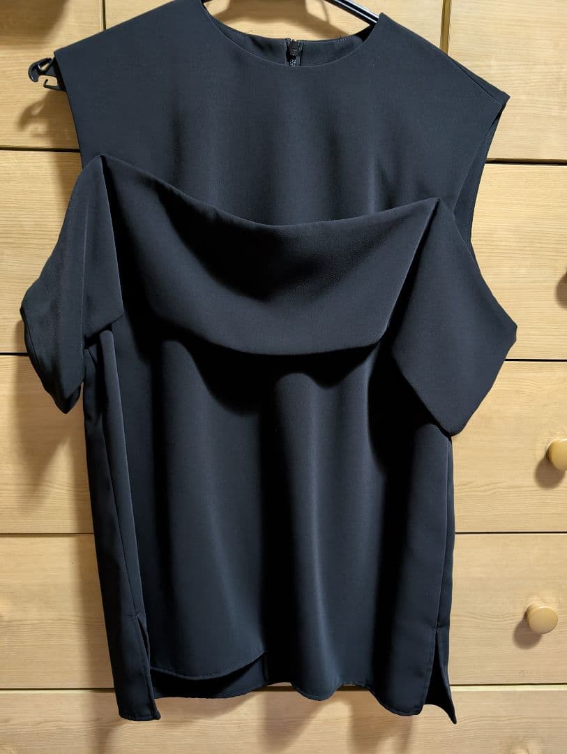 お値引き交渉可　HYKE サテンノースリーブブラウス