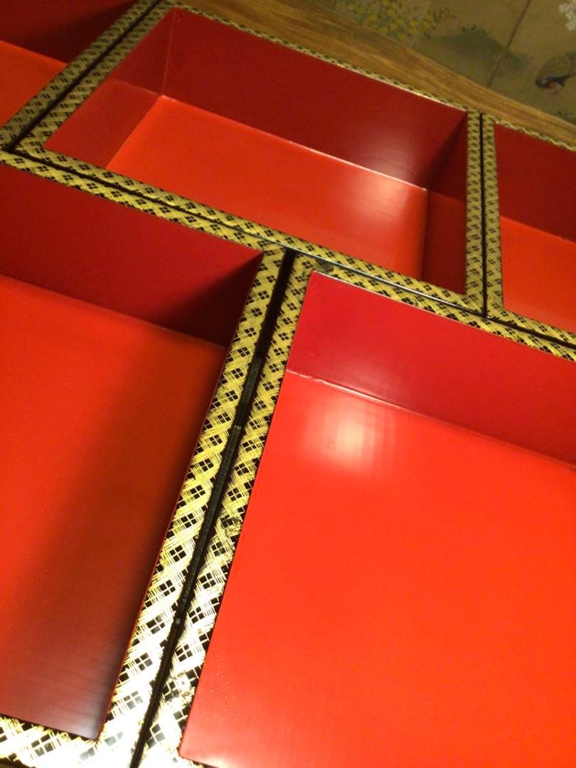 【特別出品】木製輪島塗　沈金　菊に桐紋様　片身代わり台付　５段重