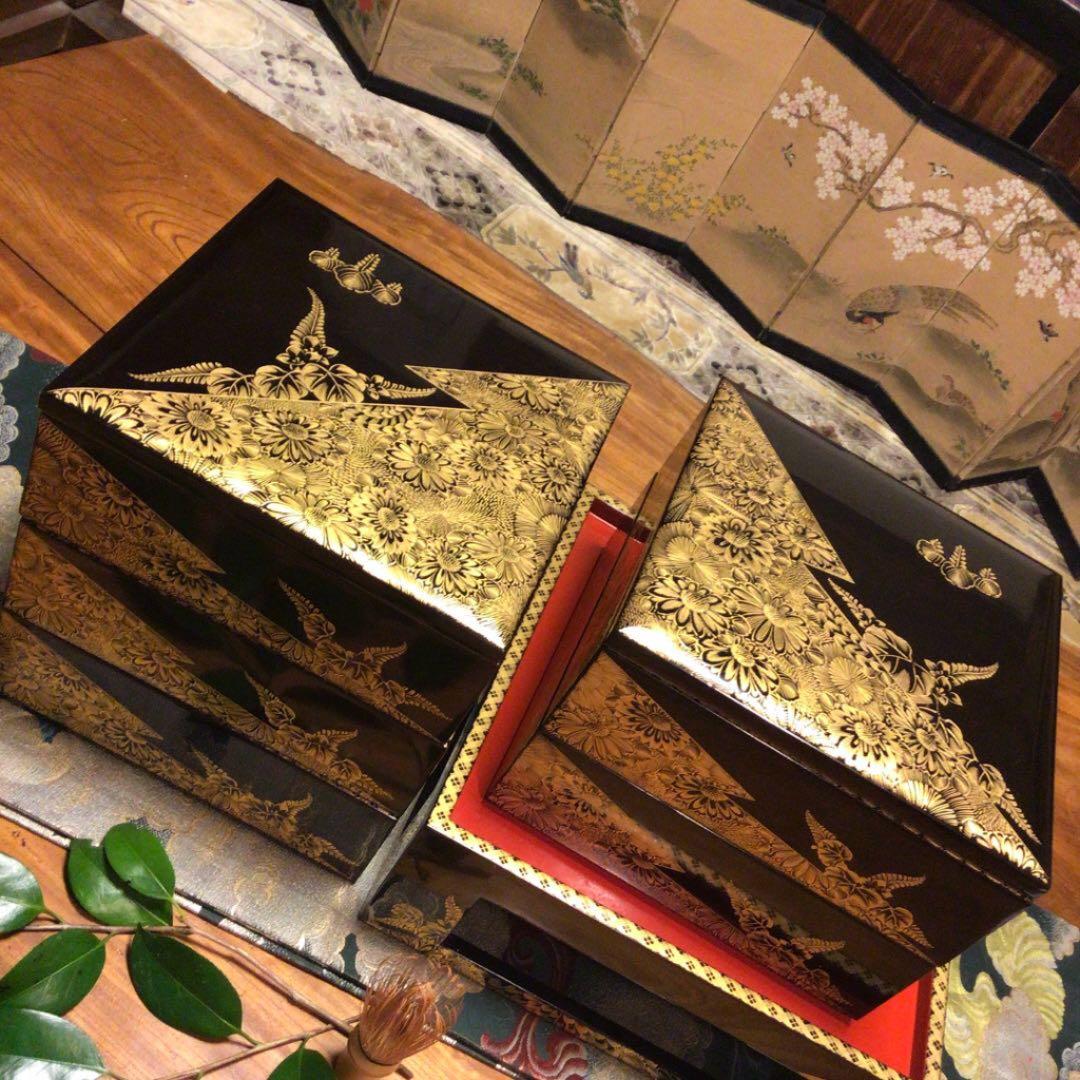 【特別出品】木製輪島塗　沈金　菊に桐紋様　片身代わり台付　５段重