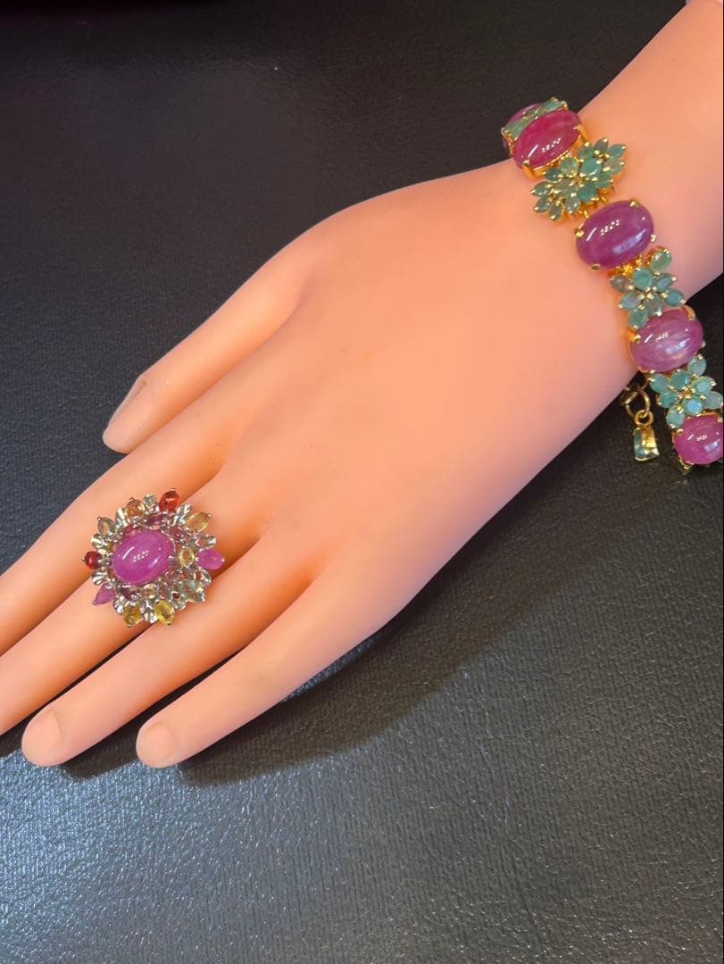 ひろ❣️お取り置き　大粒天然ルビーカボション＆エメラルドブレスレット