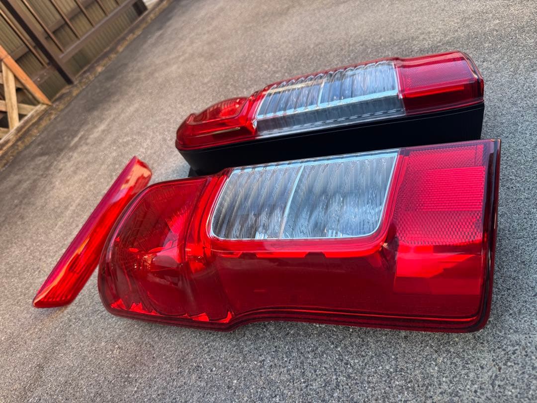 350キャラバン　テールランプ