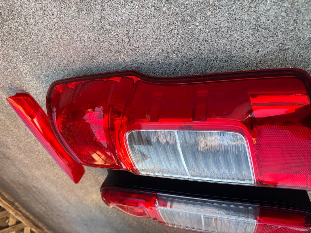 350キャラバン　テールランプ