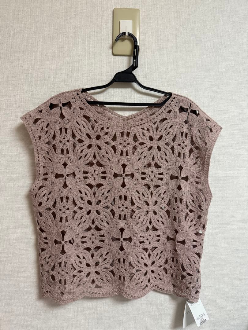 アルページュストーリーのエンブロイダリーフレンチスリーブブラウス ピンク