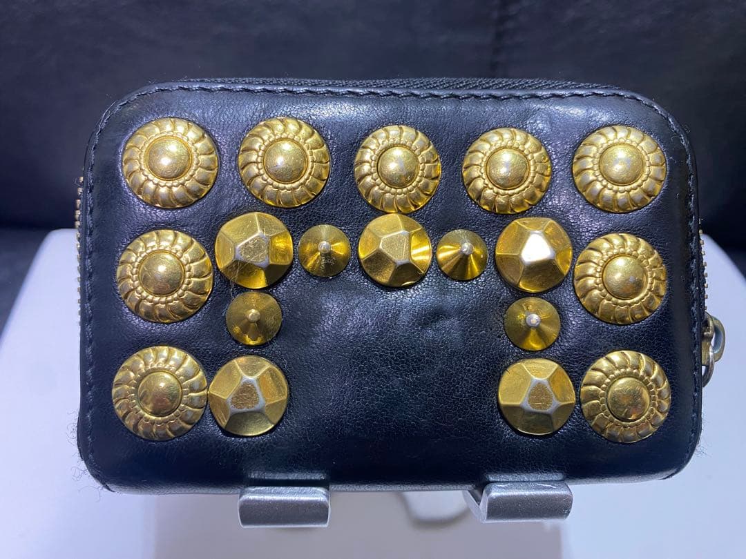 GIVENCHYスタッズ装飾の黒レザーケース