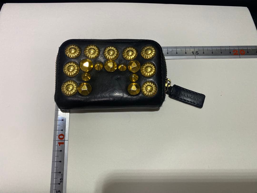 GIVENCHYスタッズ装飾の黒レザーケース