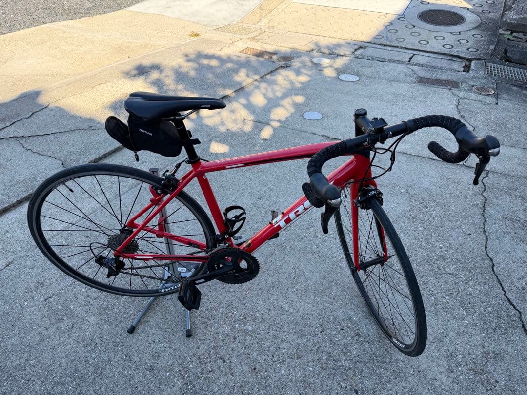 Trek レッド ロードバイク 700C サドルバッグ付き