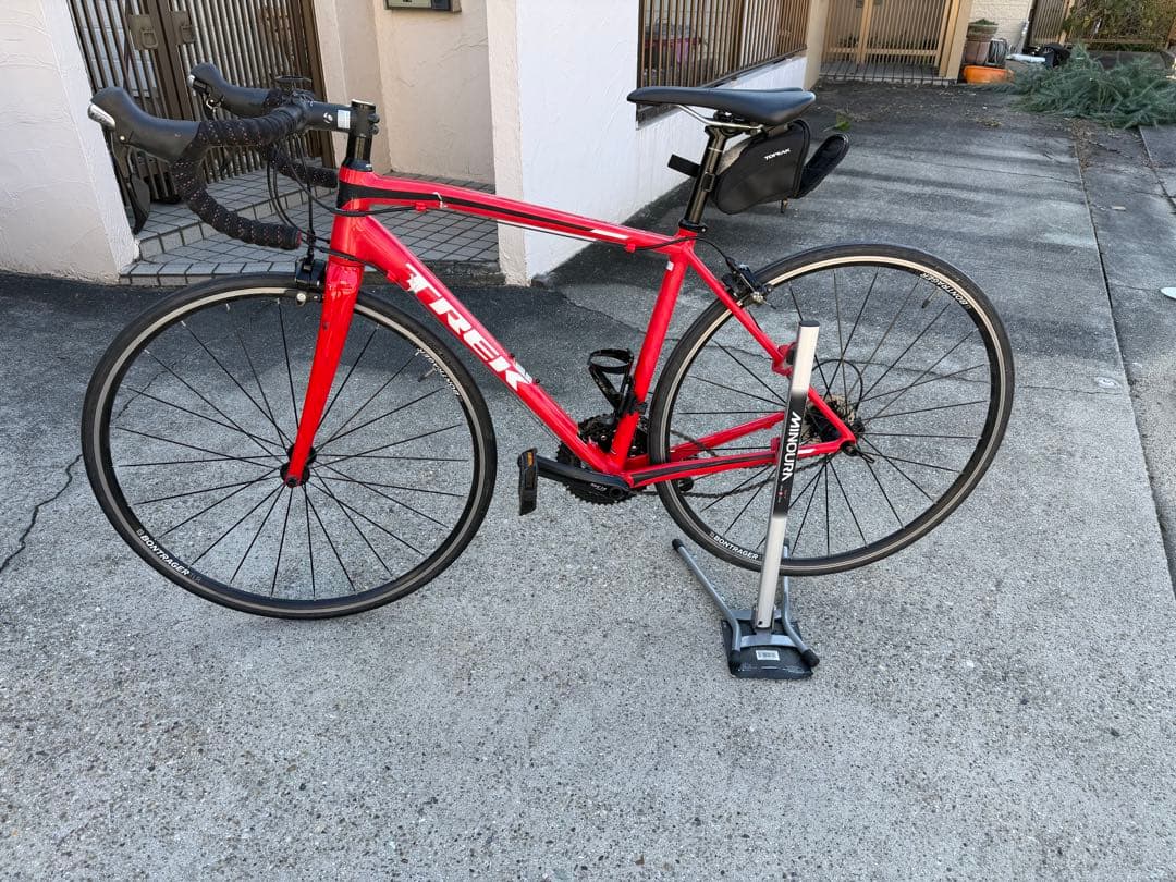Trek レッド ロードバイク 700C サドルバッグ付き