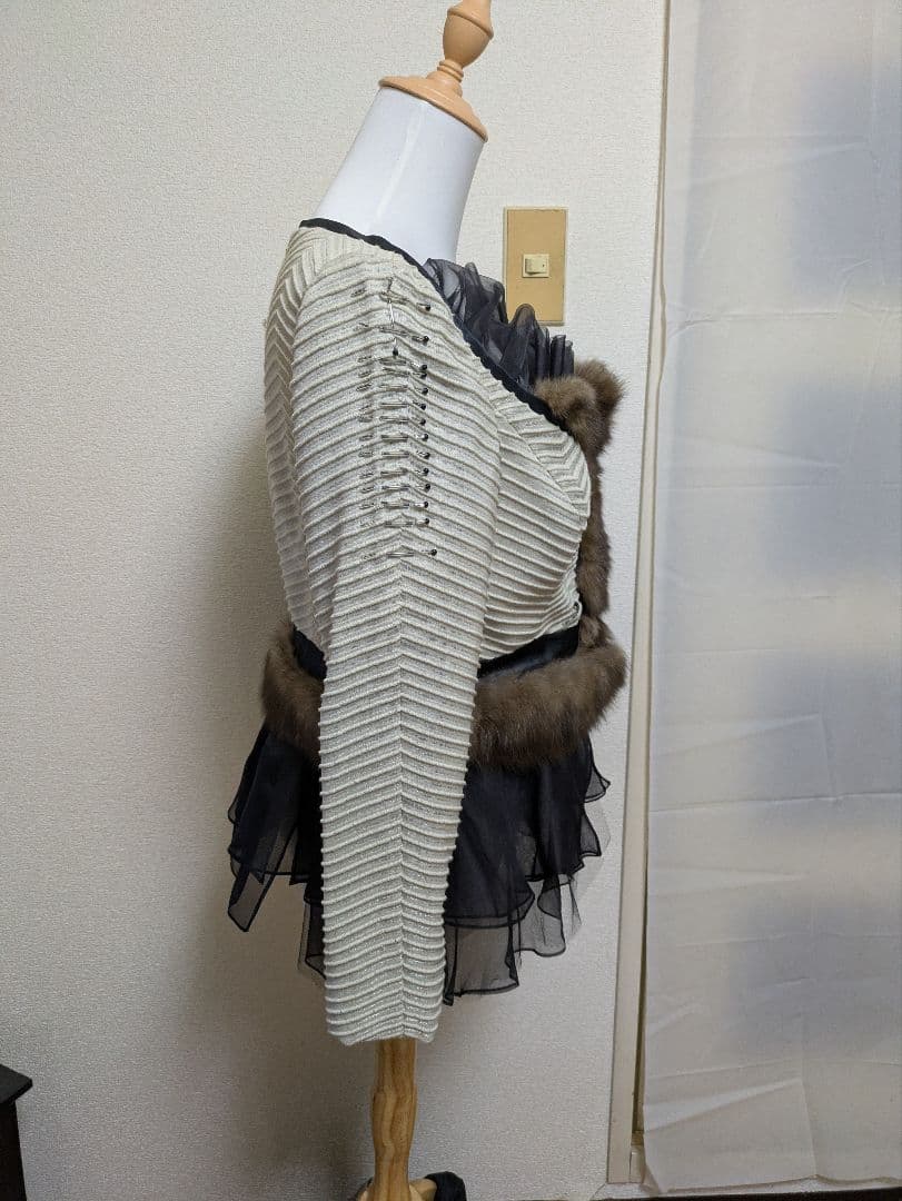 フリル付きファー長袖トップス