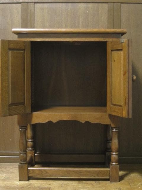 英国 クラシック サイドキャビネット 木彫刻 オーク サイドテーブル