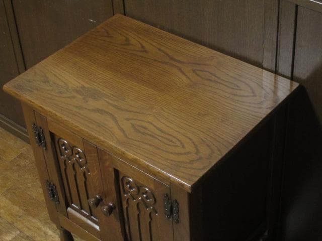 英国 クラシック サイドキャビネット 木彫刻 オーク サイドテーブル