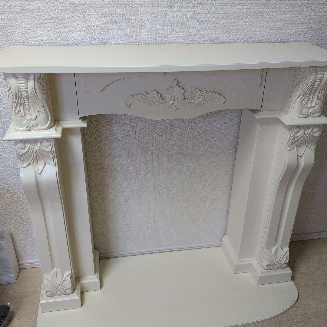 クリーム色の装飾的なマントルピース