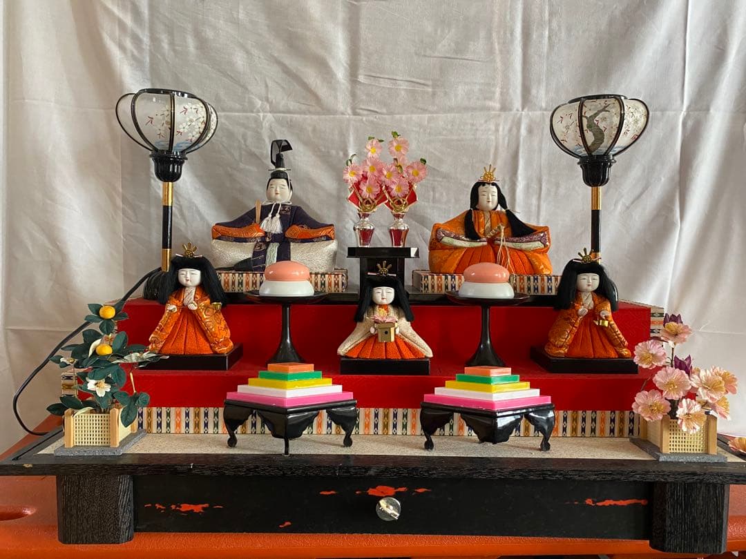 5月人形と雛人形ケース入りとケース無しです。値段は各10000円となります。