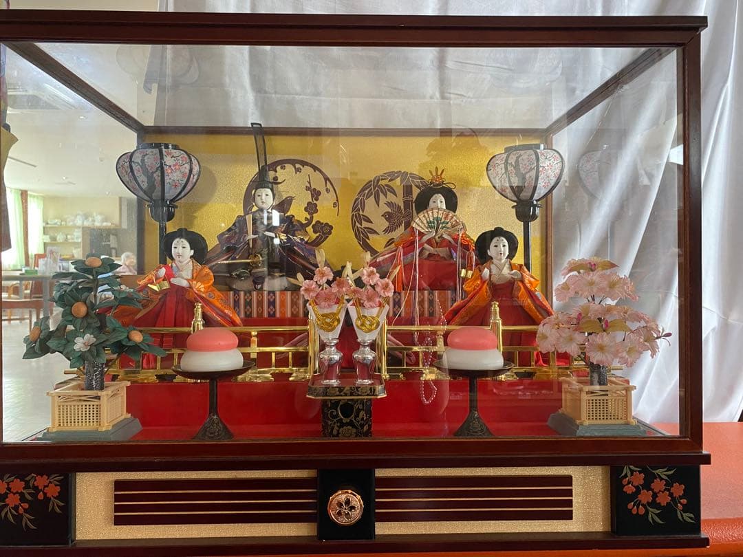 5月人形と雛人形ケース入りとケース無しです。値段は各10000円となります。