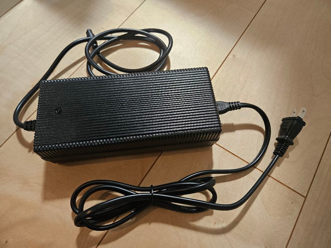 glafit LOM専用バッテリー充電器 ¥24,200 (税込)