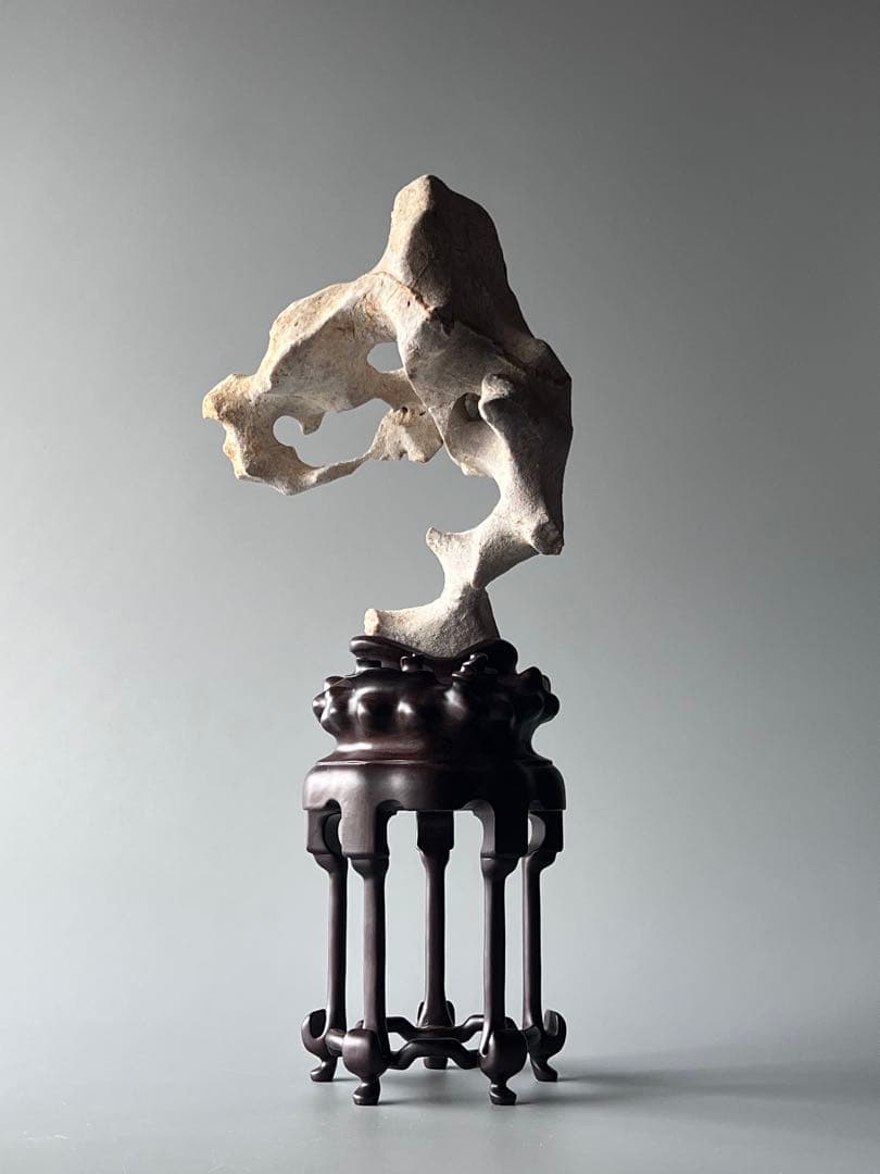 「清影」　天然石　太湖石　玲瓏石　鑑賞石　飾り石　中国美術　置物　水石　黑檀台座