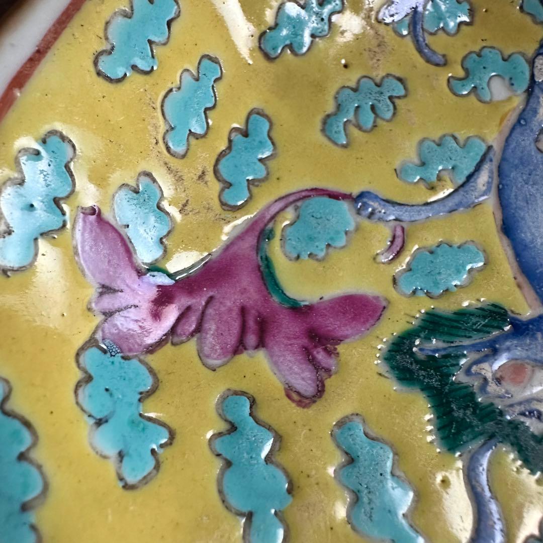 希少　縁起物　龍　官窯内造　清代　黄地粉彩　蟠龍紋　八稜足付盤　運気上昇龍の舞