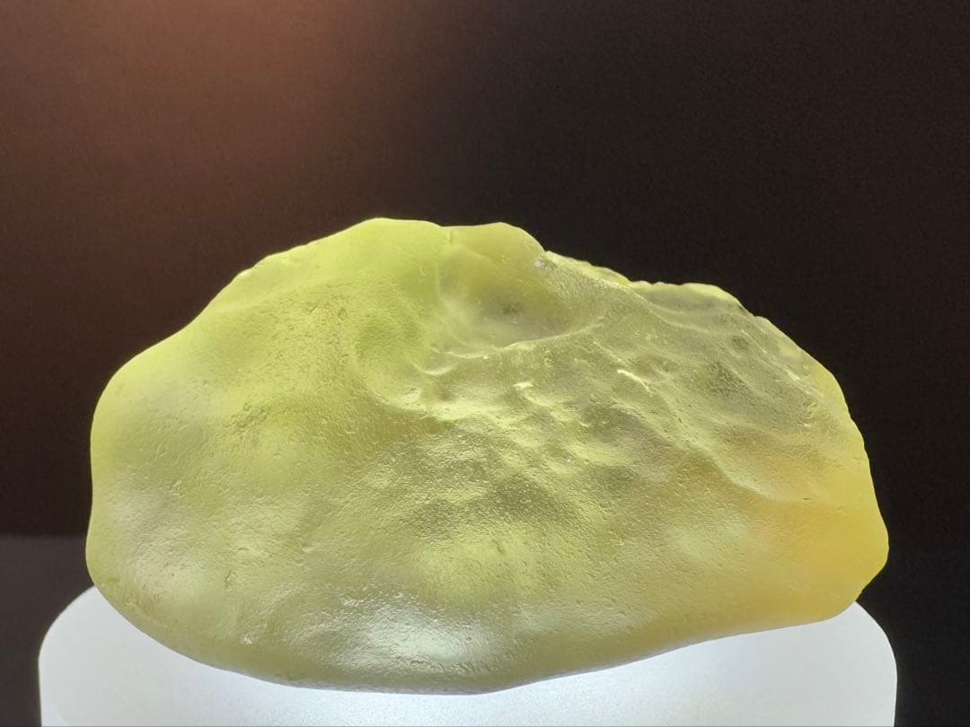 リビアングラス 原石（手のひらサイズ／柔らかい金色）