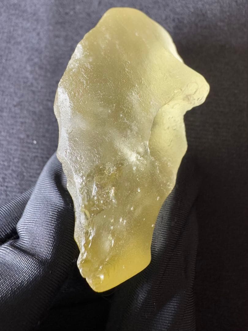 リビアングラス 原石（手のひらサイズ／柔らかい金色）