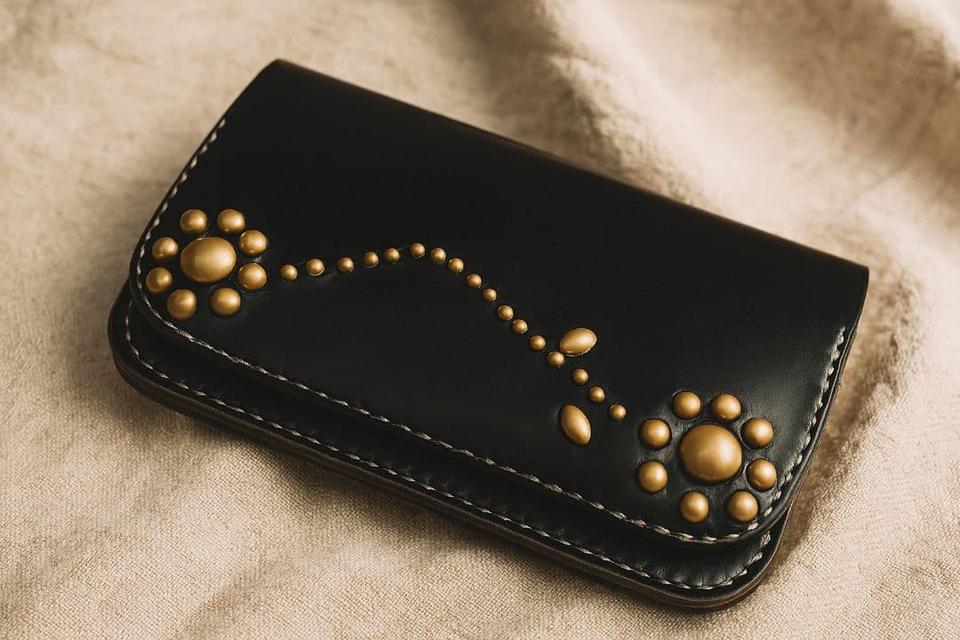 Hoween クロムエクセルレザー 茶芯トラッカーウォレット 真鍮スタッズ
