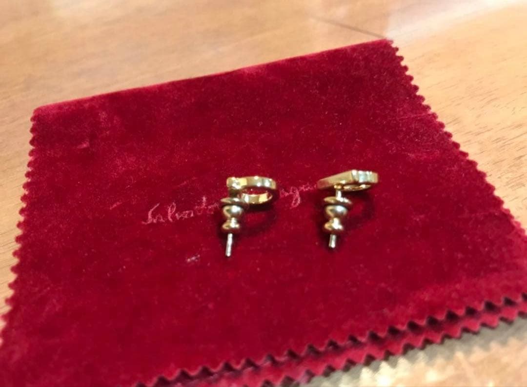 フェラガモ　ゴールド　ピアス⭐︎ほぼ未使用