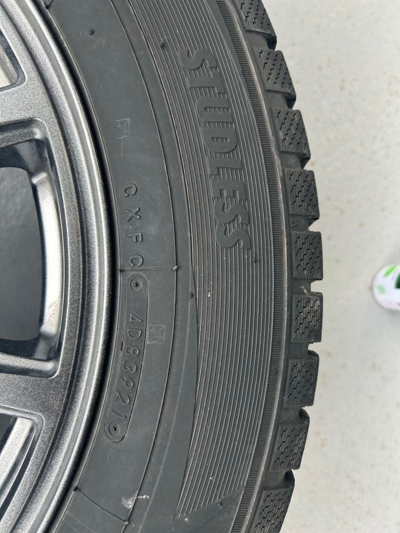 225/60R17 99Q スタッドレスタイヤ中古品　送料込み