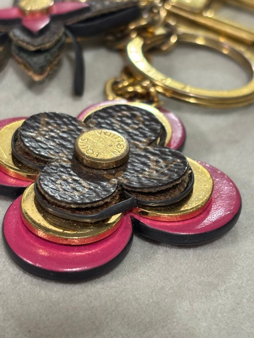 LOUIS VUITTON キーホルダー ポルト クレ ブルーミング フラワー