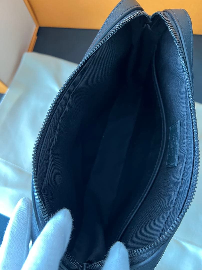 新品同様◎ルイヴィトン トリオ•メッセンジャー モノグラム・シャドウM46602