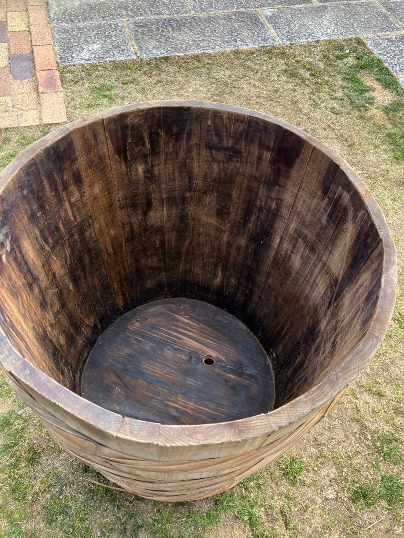 木の浴槽　木の風呂釜　木桶　樽　風呂　浴槽