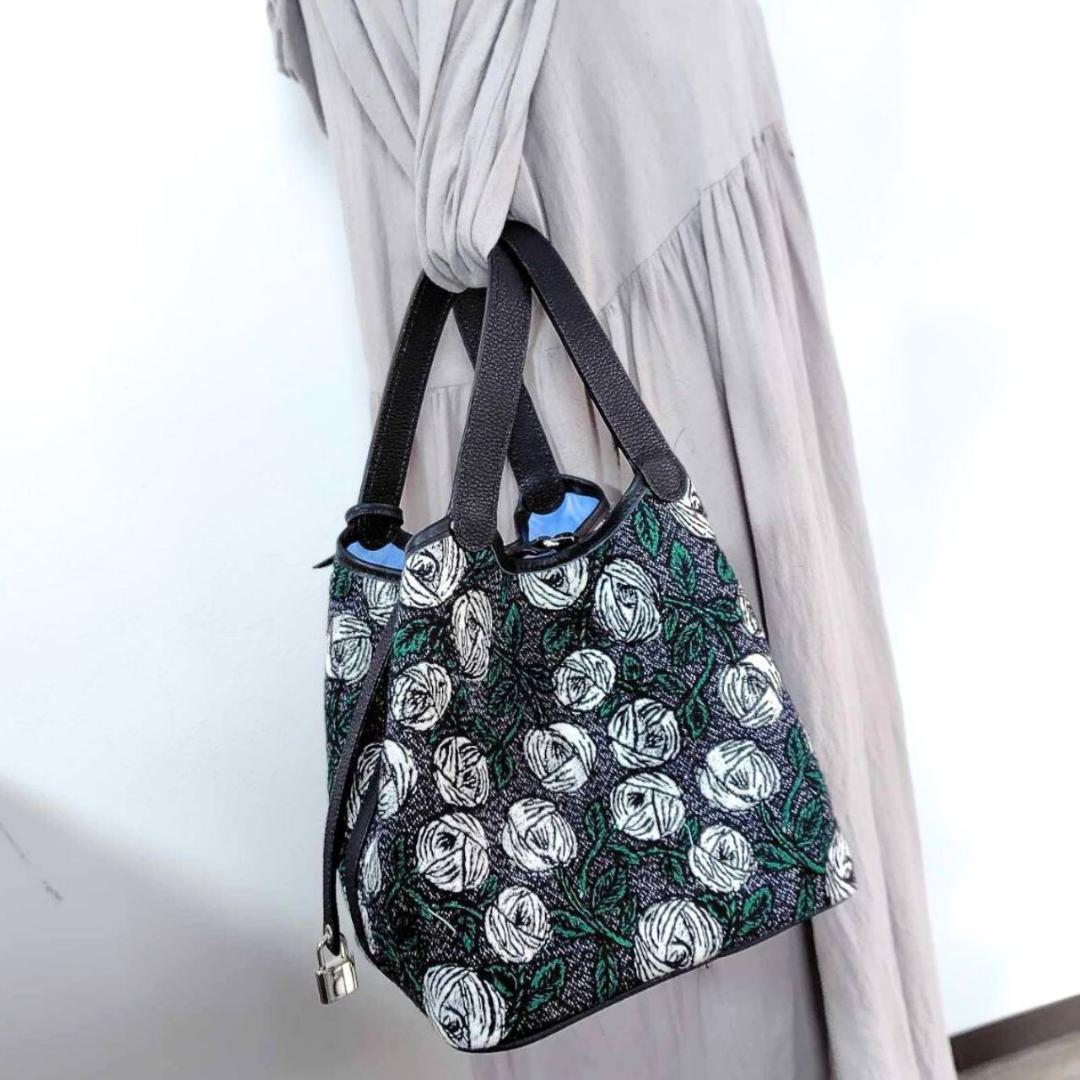 ミナペルホネン/2025rosyロージィーネイビ/牛革ブラックロックトート