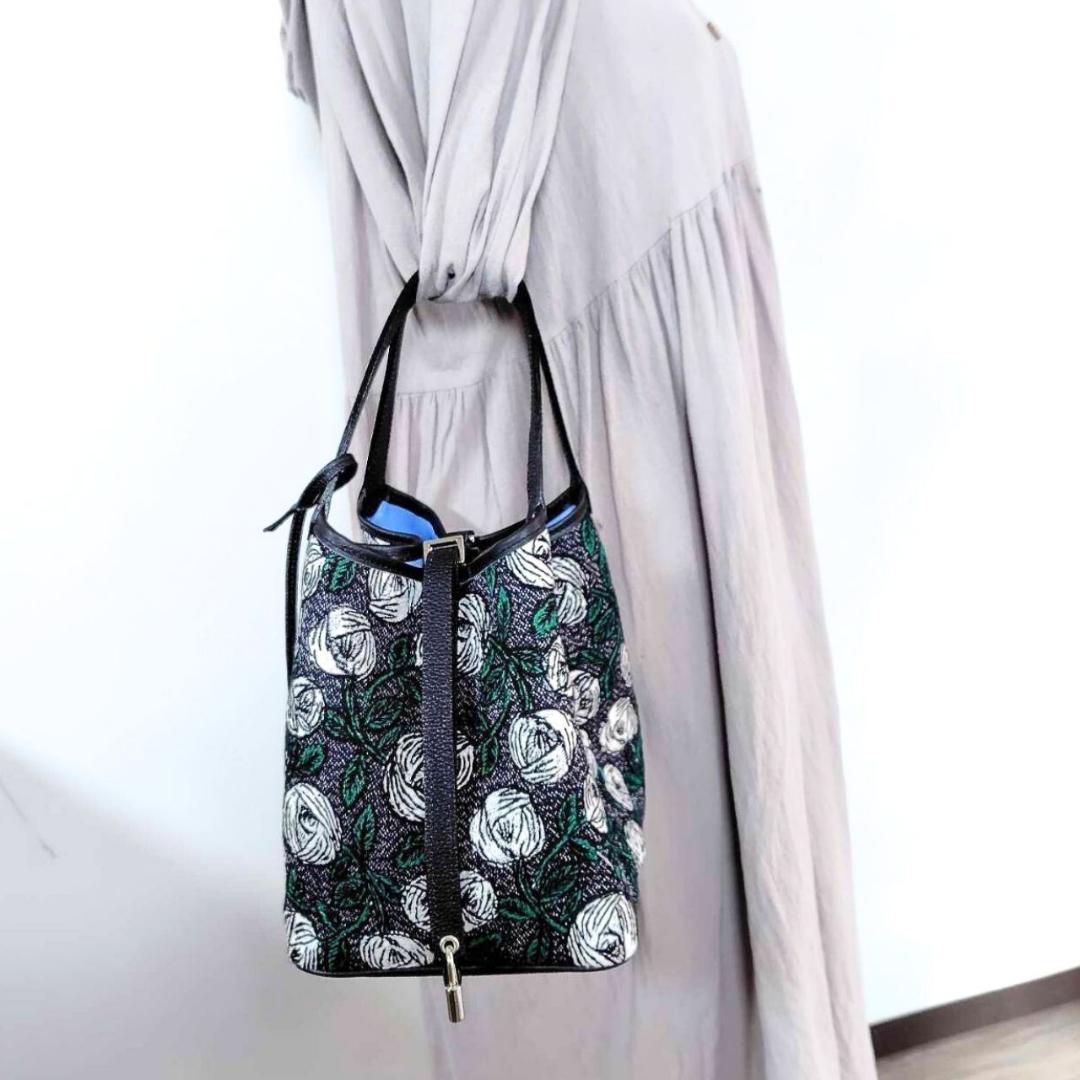 ミナペルホネン/2025rosyロージィーネイビ/牛革ブラックロックトート