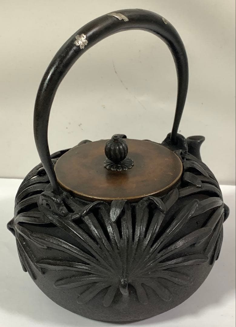 金龍堂造 高肉彫菊花文 鉄瓶 銀象嵌持手 蓋つまみ純銀 在銘