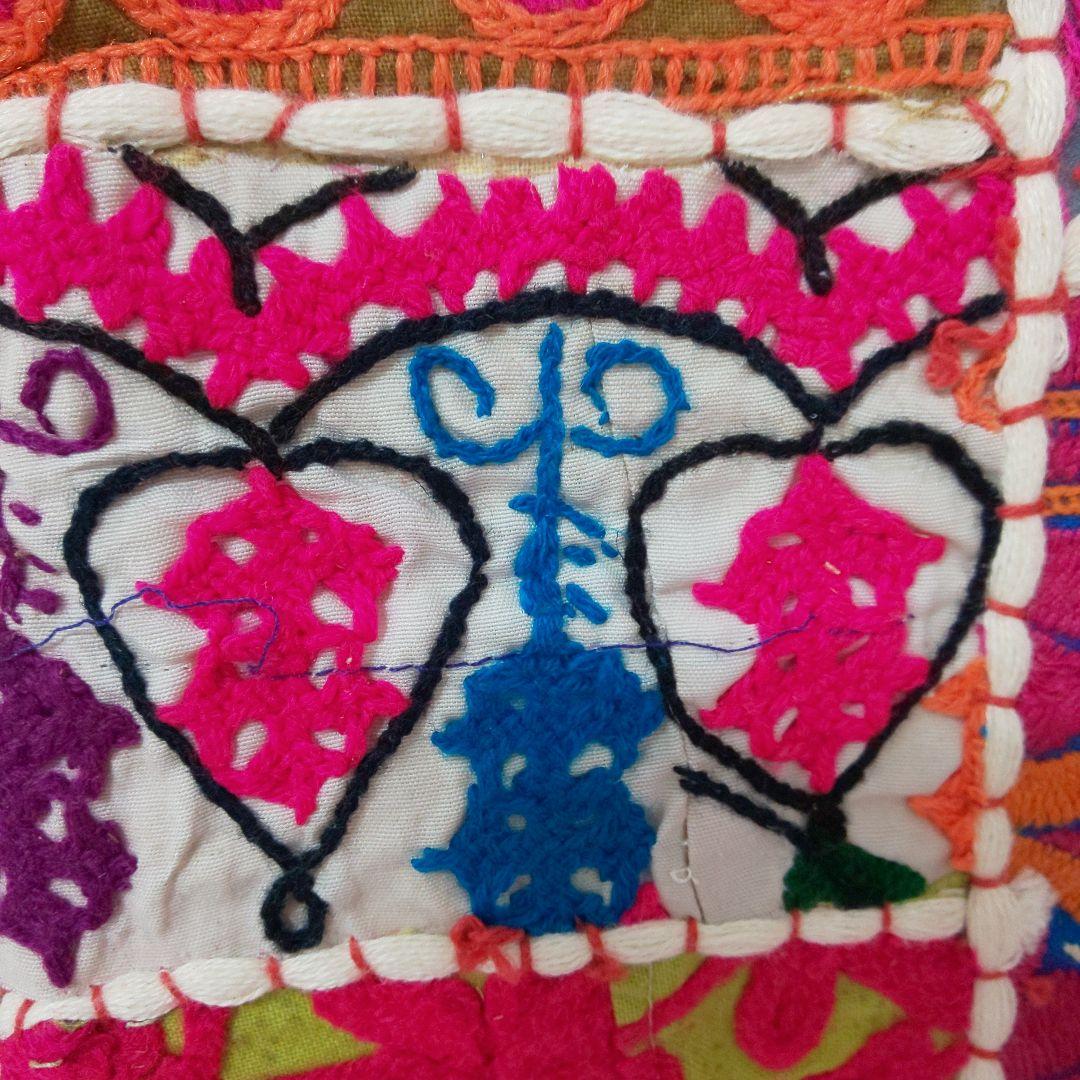 インド 刺繍 ラグ100×100