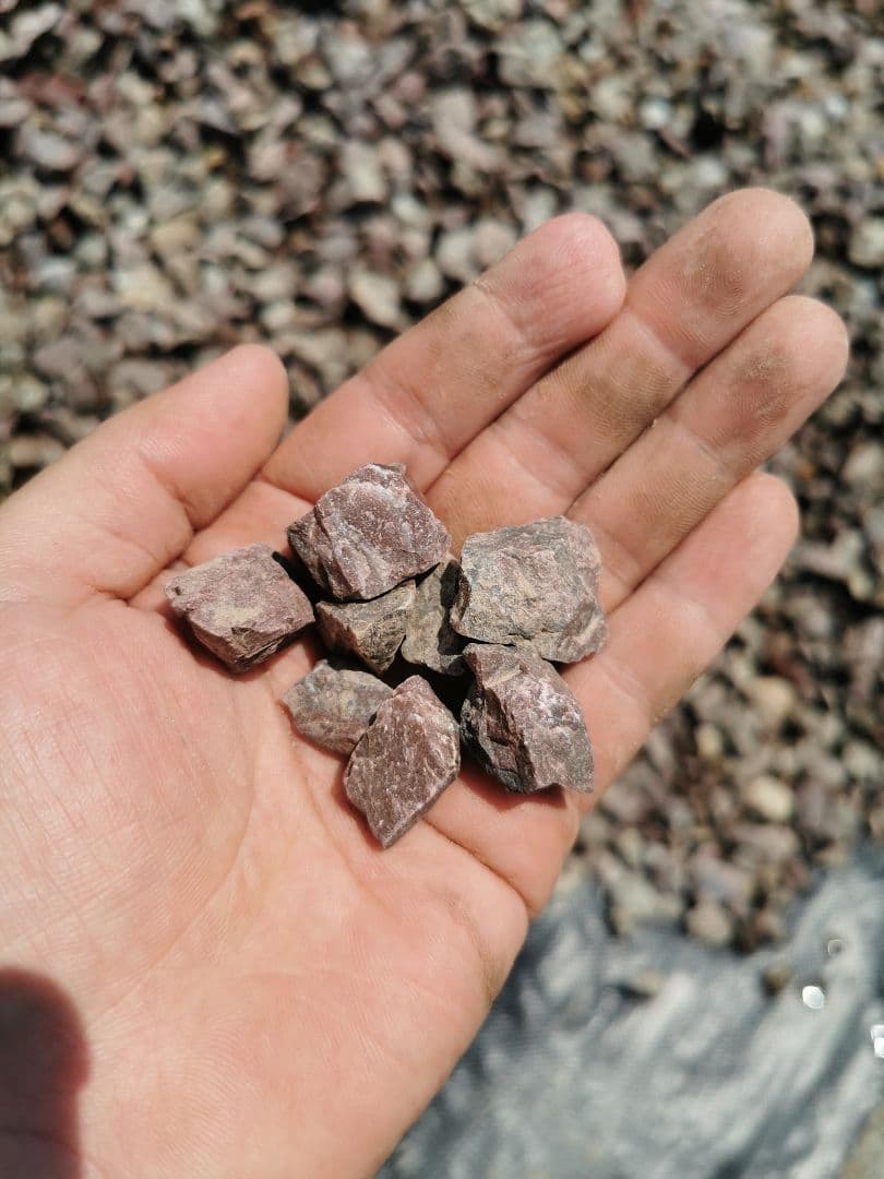 赤砂利　1.000キロ　庭石　鑑賞石　石 石材　砂利　割栗石　庭　坪庭